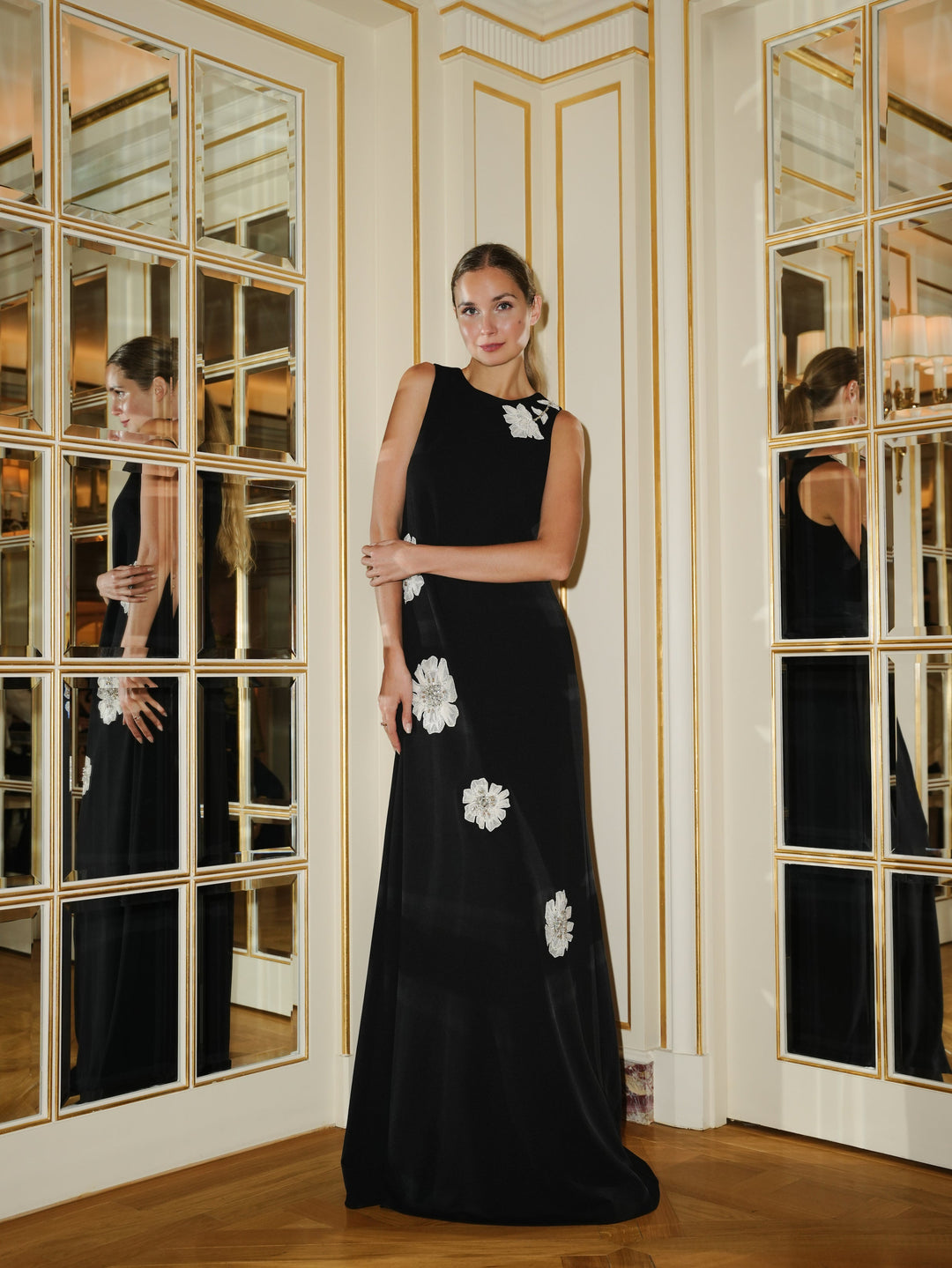 CREPE GOWN WITH APPLIQUE FLOWERS BLACK/ IVORY