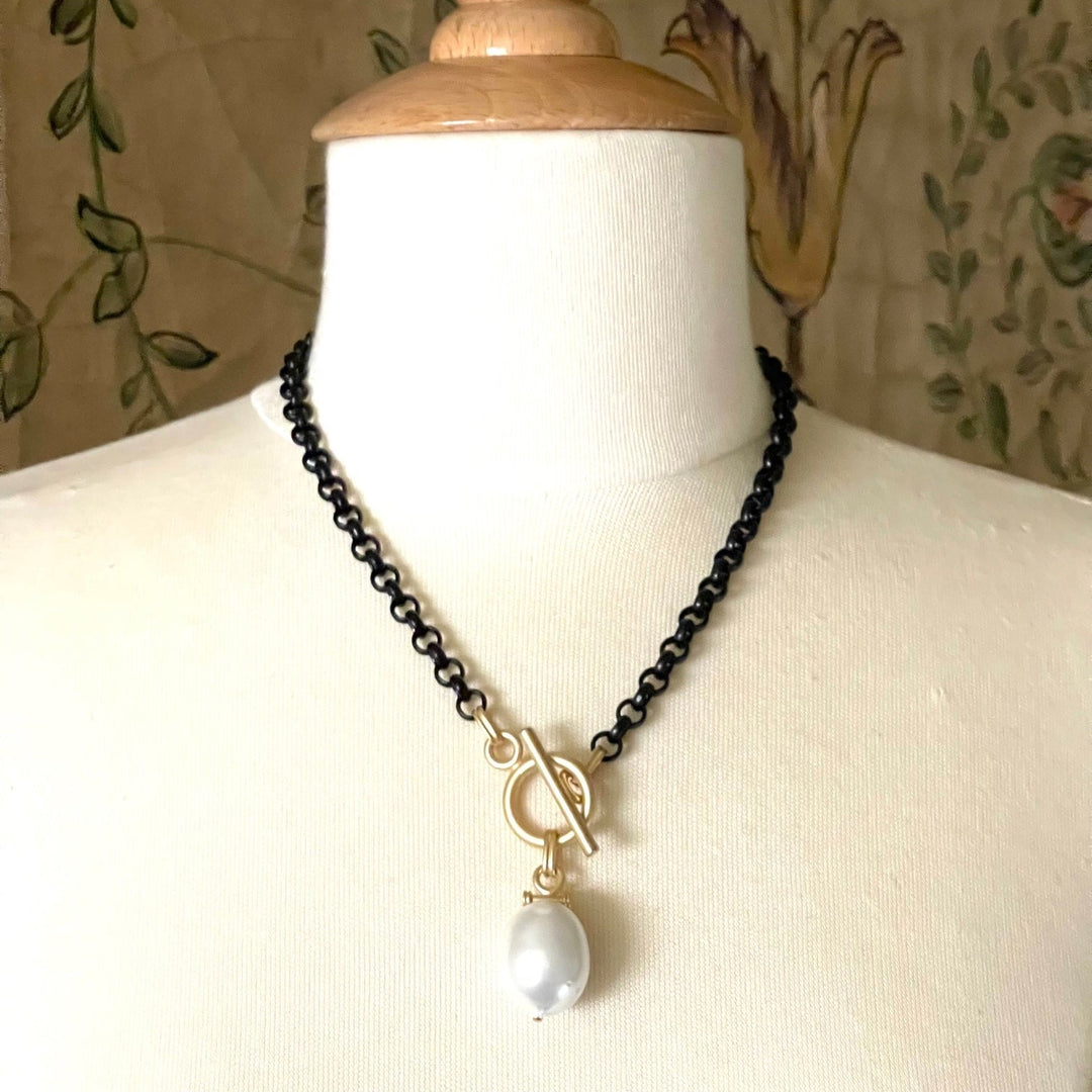 Cotton Pearl Bar Pendant Matte Black Chain Necklace