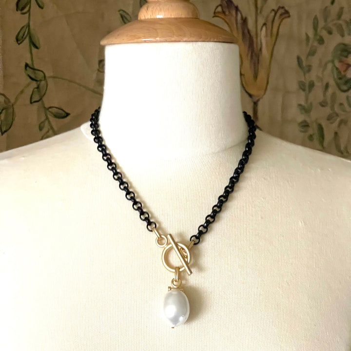 Cotton Pearl Bar Pendant Matte Black Chain Necklace