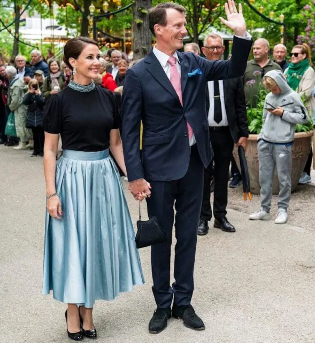 TEA LENGTH PLEATED SOFT TAFFETA MIDI SKIRT LIGHT BLUE