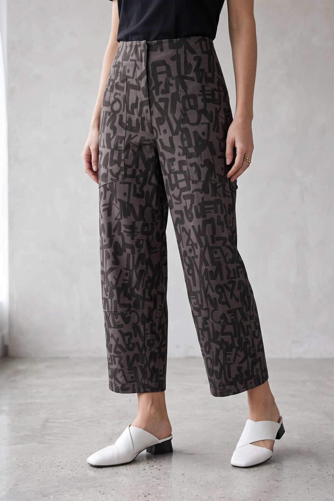 Just Perfect Collection Online Rimini Pant in carbon with a modern abstract print and relaxed cropped fit